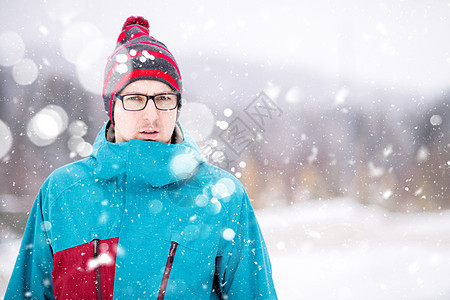 在寒冬的雪天 年轻男子的肖像 寒冷的 圣诞节图片