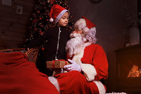 圣诞老人和孩子在家 圣诞礼物 家庭节日的概念 惊喜 灯图片