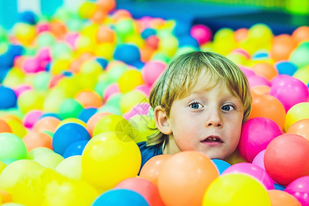 快乐的小男孩在多彩的塑料球游乐场玩耍 高风景 有趣的孩子在室内玩得开心 婴儿 喜悦图片