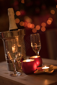 在木制桌上的香槟 火花 婚礼 情人节 假期 背景虚化图片
