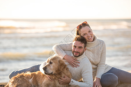 有狗在海滩上享受时间的情侣 爱 女士 甜的 关心图片