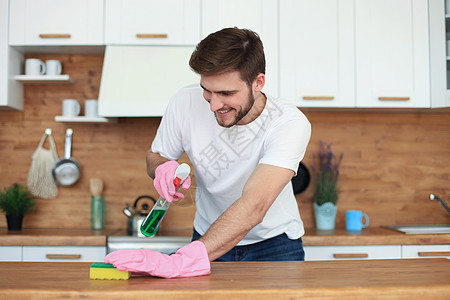 在家打扫厨房的单身帅哥 房间 手 盘子 洗涤图片