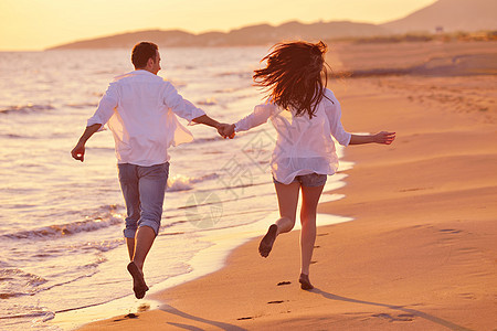 沙滩上的年轻情侣玩得开心 海 户外 女性 手图片