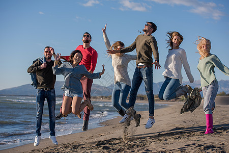 年轻朋友在秋天海滩一起跳跃 畅快 阳光 幸福 自然图片