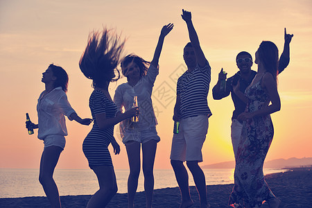 一群年轻人在沙滩上享受夏日晚会 舞蹈 快乐的 野餐图片