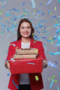 生日或新年前夕庆祝概念的庆典晚宴上带礼物盒的美丽的快乐女人 在节日聚会上带着彩衣纸条 盒子 五彩纸屑图片