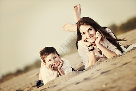 妈妈和儿子在沙滩上放松 成人 母亲 棕褐色 海岸线 水图片