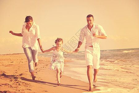 快乐的年轻家庭在海滩上玩得开心 乐趣 天空 母亲图片