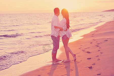 沙滩上的年轻情侣玩得开心 晴天 恋人 海滩图片