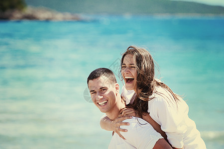 幸福的情侣在沙滩上玩得开心 浪漫 夫妻 美丽的 女孩图片