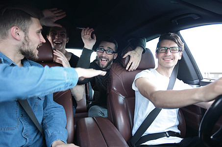 朋友在车里聊天很愉快 快乐的 男性 快乐 路 乘客图片