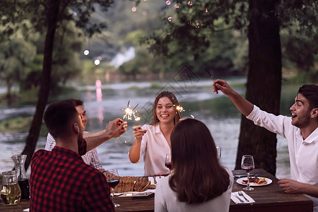 暑假期间在户外野餐晚宴的法国朋友聚会 桌子图片
