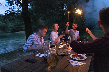 暑假期间在户外野餐晚宴的法国朋友聚会 朋友们图片