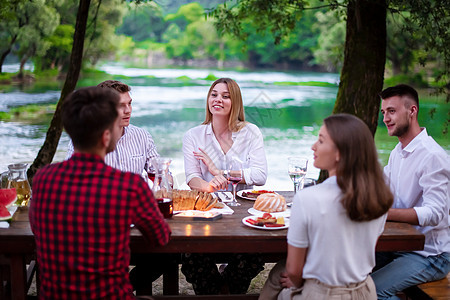 快乐的朋友们在户外野餐晚宴 女性 假期 自然 吃图片