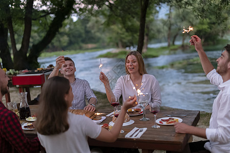 暑假期间在户外野餐晚宴的法国朋友聚会 幸福图片
