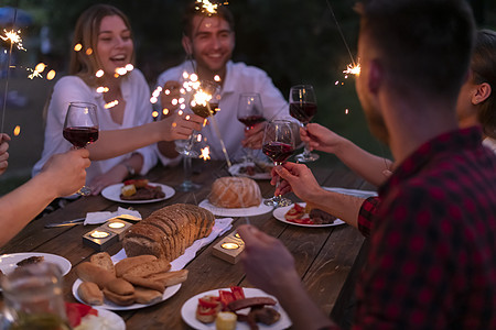 朋友在户外野餐宴会边喝红酒 一边烤红酒杯 夏天 幸福图片