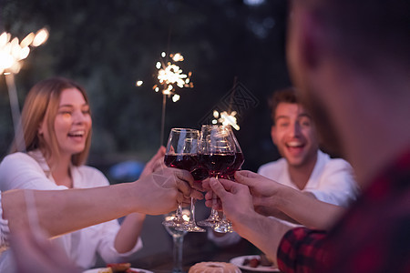 朋友在户外野餐宴会边喝红酒 一边烤红酒杯 团体 午餐图片