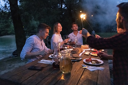 暑假期间在户外野餐晚宴的法国朋友聚会 桌子图片