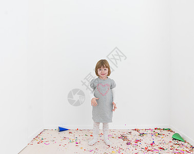小女孩站在面团上 五彩纸屑 幸福 喜悦 自由 庆祝图片