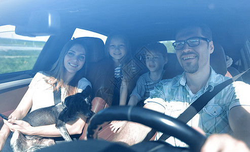 有两个孩子的家庭乘坐家用汽车旅行; 幸福 男人图片