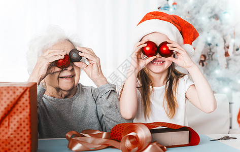 外孙女跟外婆拿着装饰球 礼物 剪刀 帮手 奶奶图片
