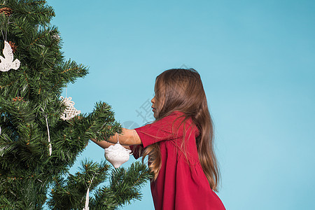 圣诞节 童年和人的概念-装饰圣诞树的小女孩 装饰品 礼物图片
