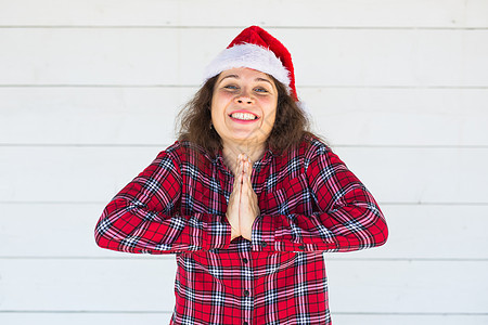 假日 圣诞节和服装概念   穿着圣塔帽 假扮白色背景的滑稽女人 成人 圣诞老人图片