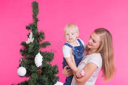 圣诞节和节日概念 — 带着小女儿和圣诞树的微笑女人的画像 季节 美丽的图片