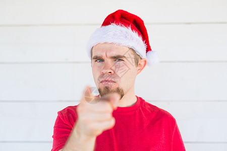 圣诞 人们 情绪概念 - 不满的愤怒圣塔 在圣诞节帽子 指着观看者图片