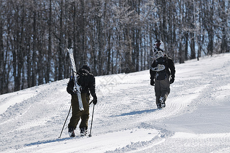 冬季山峰上登山图片