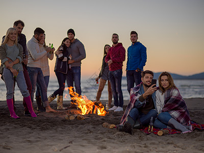 在海滩上和朋友一起享受营火的情侣 旅行 夏天图片