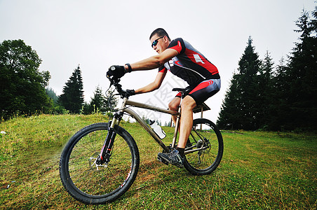 户外骑自行车男子 运输 山地自行车 娱乐 乐趣 山 夏天图片