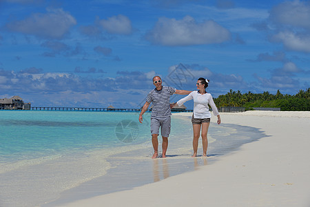 暑假时快乐的年轻情侣 在沙滩上玩得开心放松 热带 海滩图片