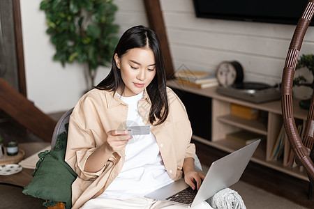网上韩国妇女商店的肖像 在网站上用笔记本电脑和信用卡 采购课程或会员资格购买 周末 放松图片