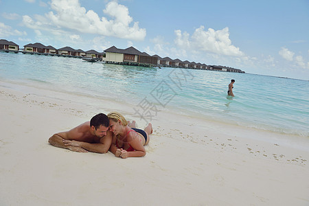 暑假时快乐的年轻情侣 在沙滩上玩得开心放松 热带 女性图片