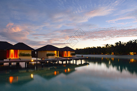 热带水和热带水家庭别墅 放松 游泳池 天空 泻湖 奢华图片