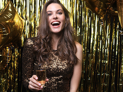 充满欢乐的女人 气球笑着金色背景 好玩的 夜生活图片