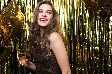 充满欢乐的女人 气球笑着金色背景 庆祝活动 除夕图片