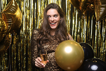 充满欢乐的女人 气球笑着金色背景 夜生活 社交聚会图片