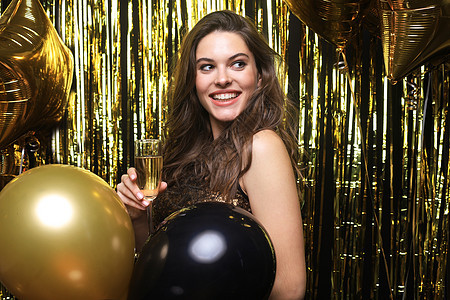 充满欢乐的女人 气球笑着金色背景 欢呼 庆祝活动图片