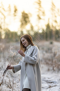 一位美丽的女人的肖像 在寒冷的一天 第一次雪 女孩 季节性的图片