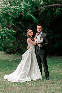 夏月公园背景的一对新婚快乐夫妇肖像画图片