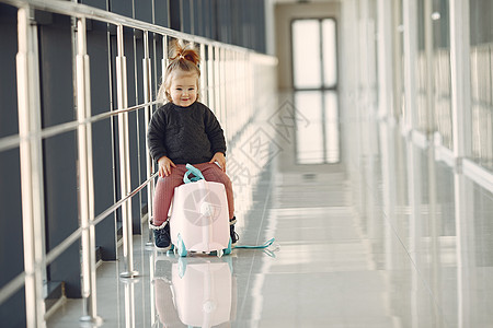 在机场拿着手提箱的小女孩儿 飞机场 包 童年 快乐图片