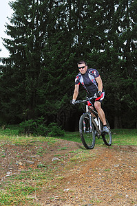 山地自行车户外骑乘 模糊 周末 赛车 森林 骑自行车 旅游图片