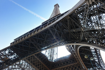 白天在法国巴黎的艾菲尔塔 蓝色的 埃菲尔 高的 铁图片