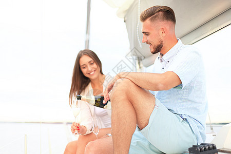 坐在游艇板上的时候 用香槟微笑着年轻夫妇 互相看着对方的眼神 女士 户外图片