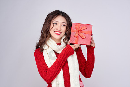 年轻 漂亮和快乐的女人的肖像 带着圣诞礼物盒 美丽的 房间图片