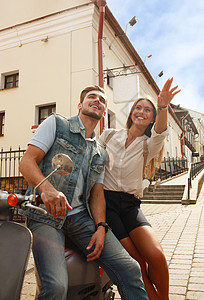 快乐的年轻夫妇骑着摩托车在城里 帅哥和年轻女子旅行 冒险和度假概念 自驾游 喜悦图片
