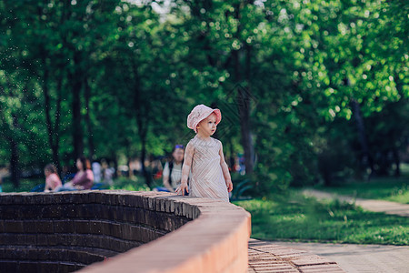 年幼母亲 有个小女儿 站在城市喷泉附近图片