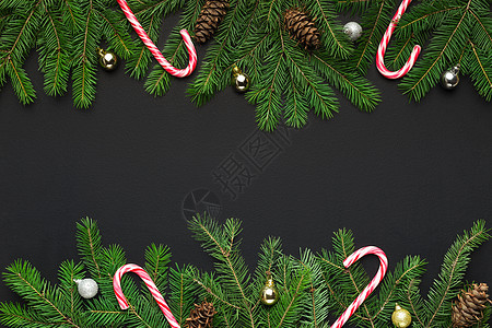 由 Fir 树枝和圣诞装饰组成的框架图片